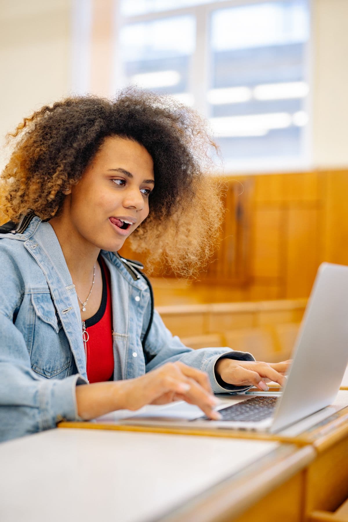 Estudante usando um notebook em uma sala de estudos